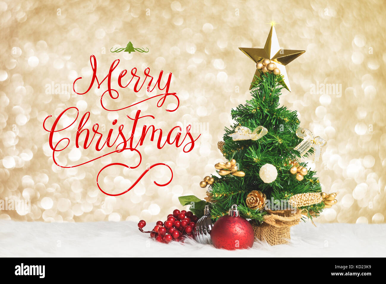 Feliz Navidad con arbol de navidad con bolas y cerezo decoran en piel blanca con oro plata bokeh sparkle fondo claro,tarjeta de felicitación Foto de stock