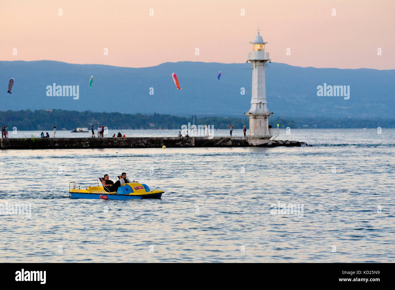 Ginebra Suiza puesta de sol de verano en el lago de Ginebra Foto de stock