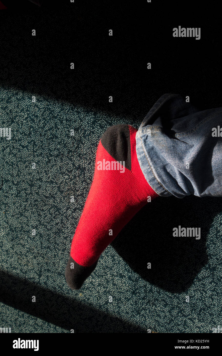 Cerca del pie de un hombre vistiendo calcetines rojos Fotografía de stock -  Alamy