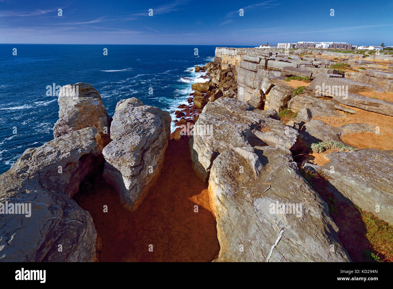 Costa áspera con acantilados rocosos y el mar Atlántico valiente Foto de stock