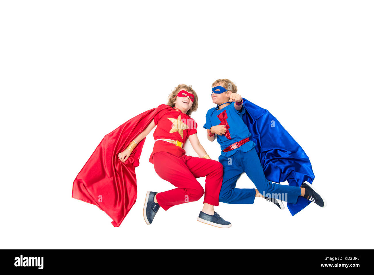 Los Niños Están Jugando Como Superhéroes Con Capas Rojas Fotos