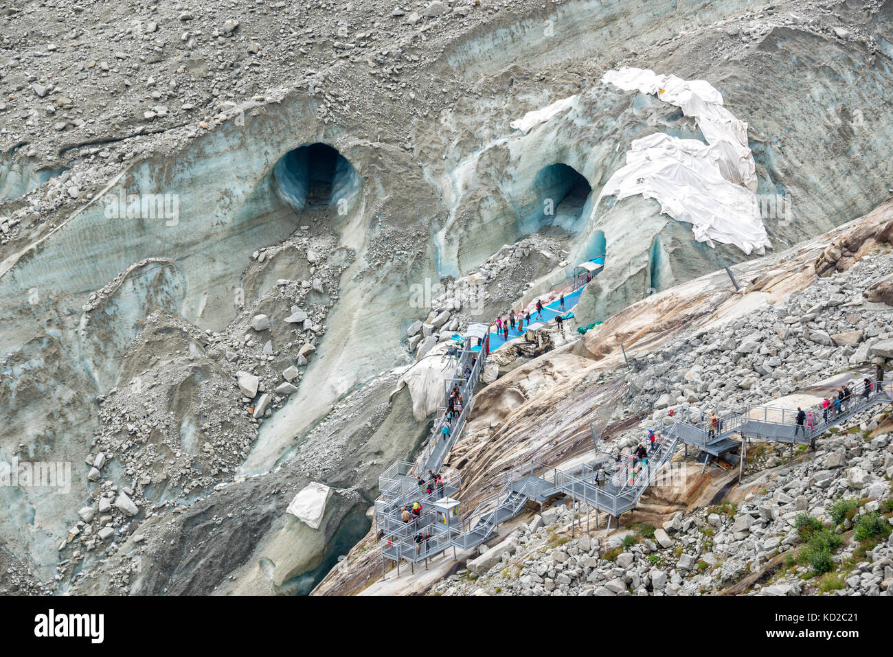 Las escaleras de la entrada de la cueva de hielo en el glaciar Mer de Glace, Chamonix mont blanc macizo, los Alpes, Francia Foto de stock