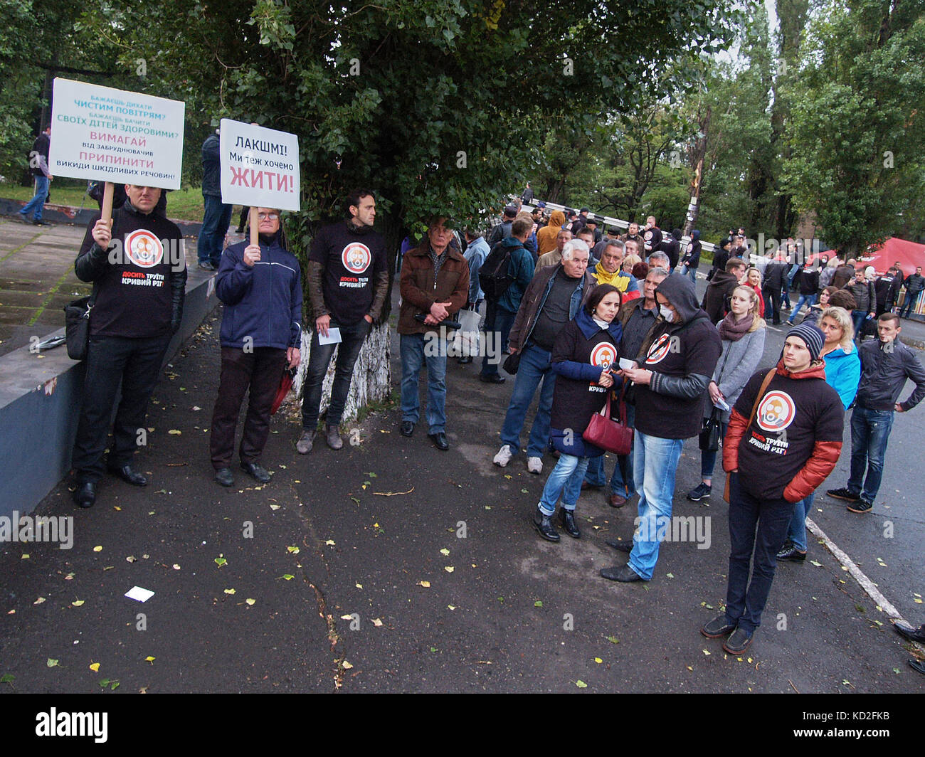 Kryvyi rih, Ucrania - Octubre 9, 2017: kryvyi rig ciudadanos en reunión de protesta cerca de la arcelormittal kryvyi rih pjsc reclamo para reducir la contaminación del aire y llevar a cabo una auditoría independiente de los equipos de limpieza en la fábrica de crédito: dmytro aliokhin/alamy live news Foto de stock