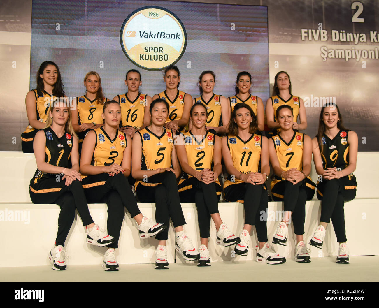 171009) -- Estambul, oct. 9, 2017 (Xinhua) -- los jugadores del turco  vakifbank selección de voleibol femenino posar para una foto de grupo  durante una conferencia de prensa celebrada en Estambul, Turquía,