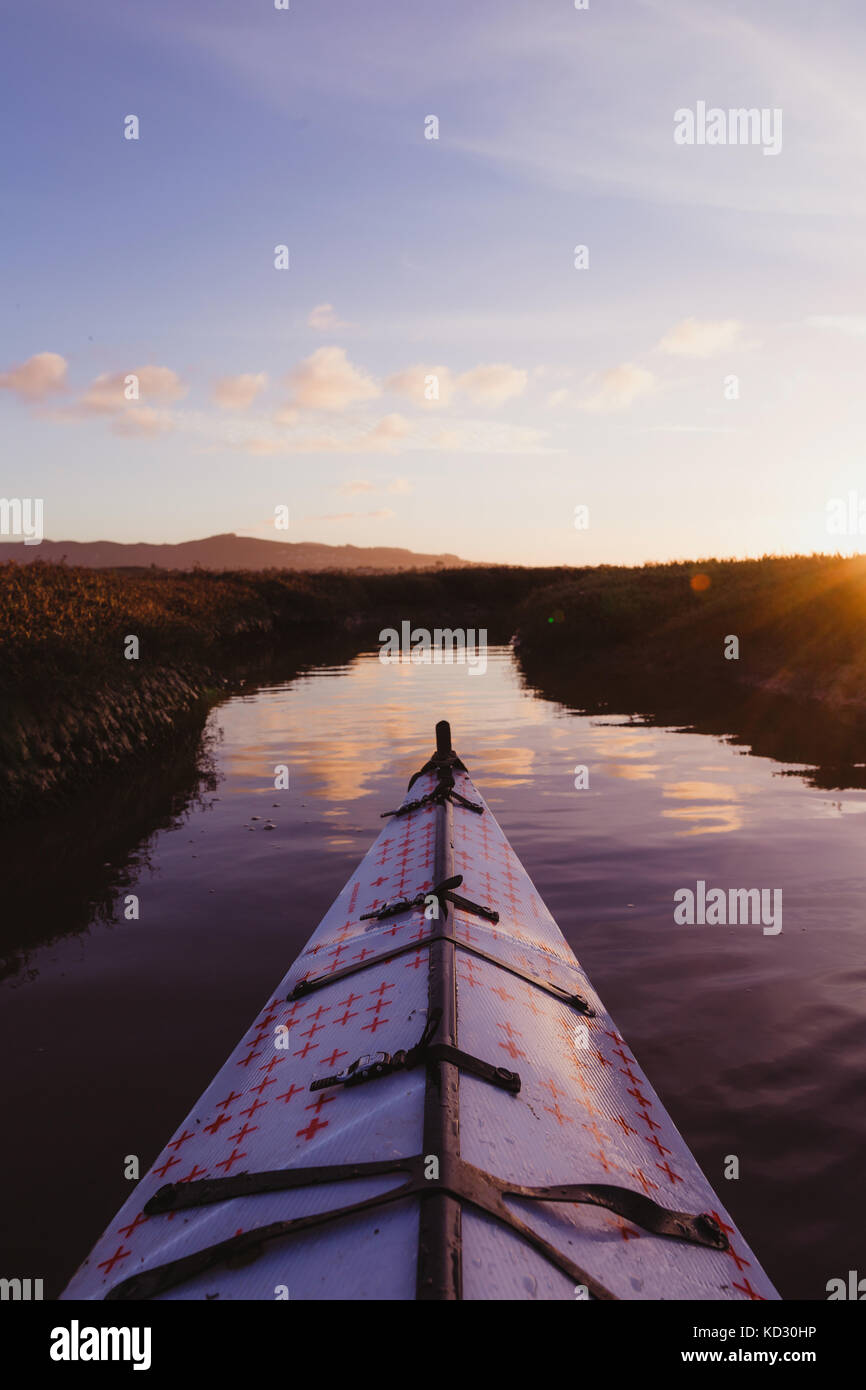 Perspectiva Personal de kayak por el río al atardecer, Morro Bay, California, EE.UU. Foto de stock