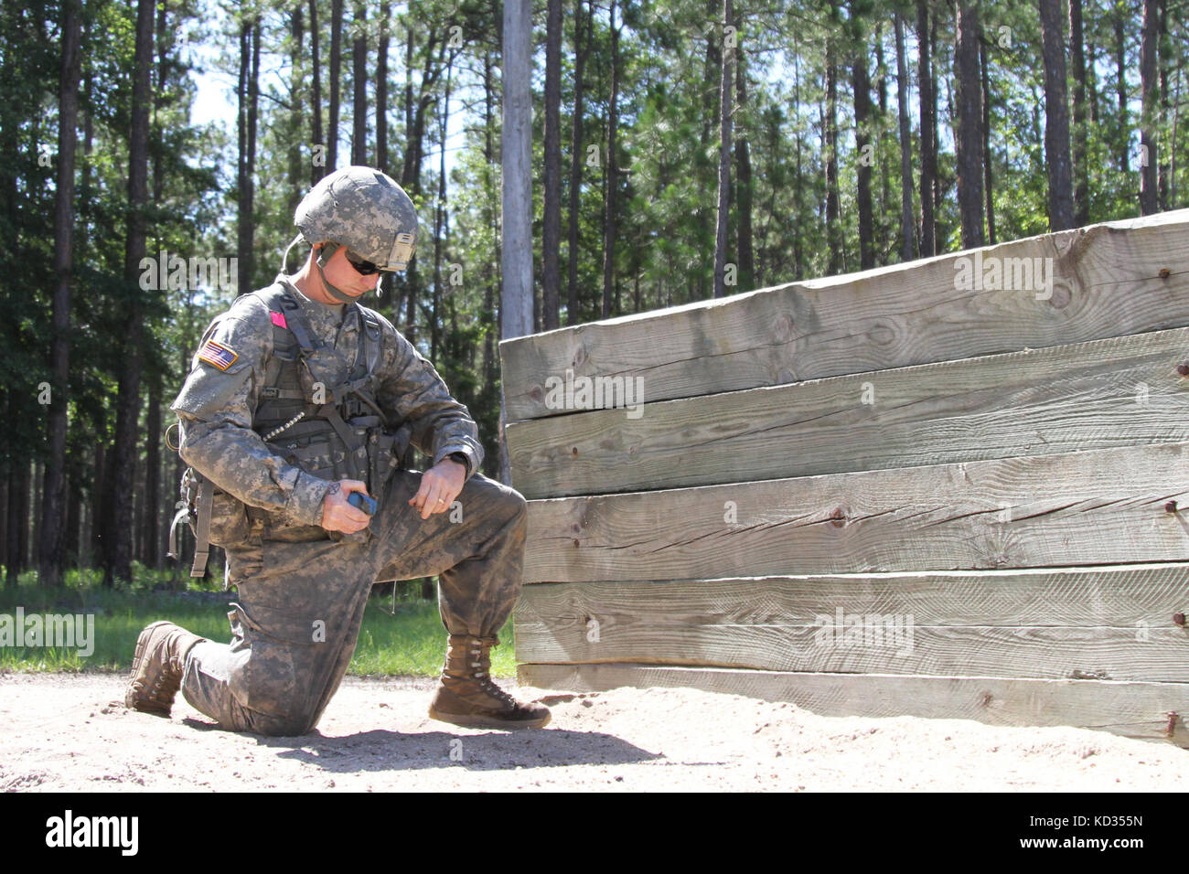 El sargento del ejército de EE.UU. trey watford, un líder de escuadrón para  co. b, 1-118ª Batallón de infantería de la Guardia Nacional del Ejército de  Carolina del Sur, tira de la