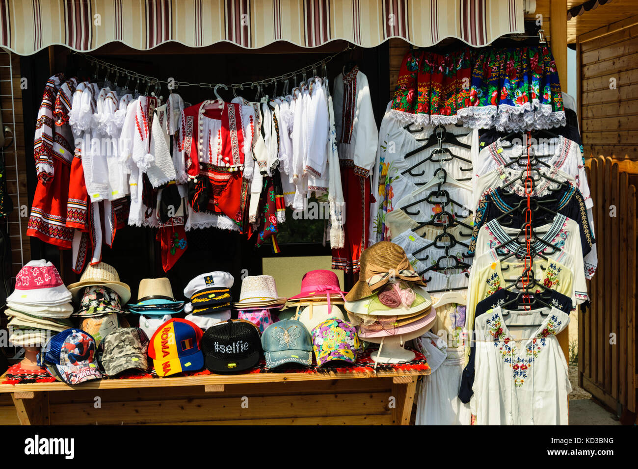 Mercadillo - Tapas modernas tradicionales blusas rumano Fotografía de stock - Alamy
