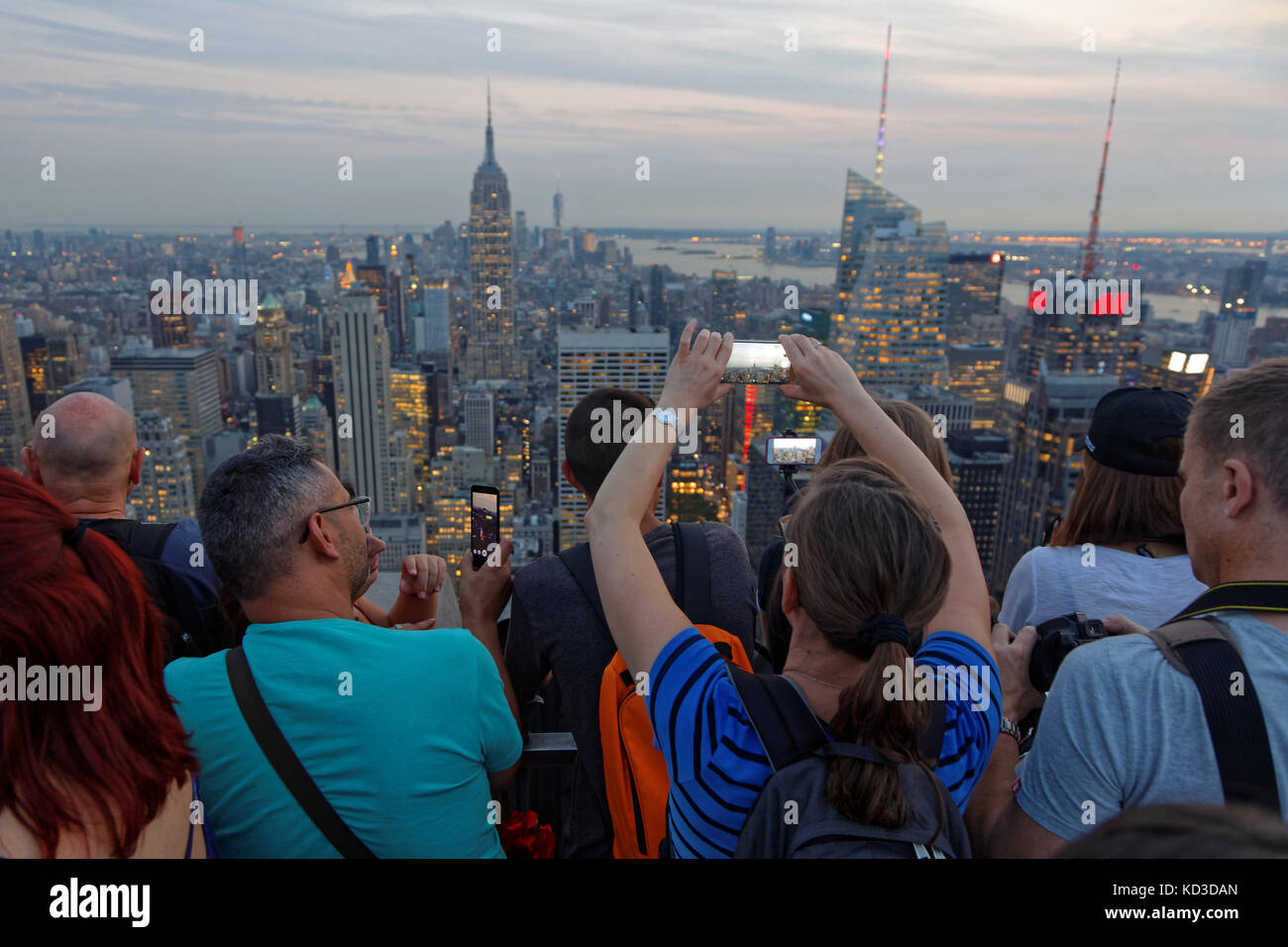 La CIUDAD DE NUEVA YORK, ESTADOS UNIDOS, 12 de septiembre de 2017 : Una multitud de turistas que toman fotografías de edificios con cámaras y smartphones al atardecer Foto de stock