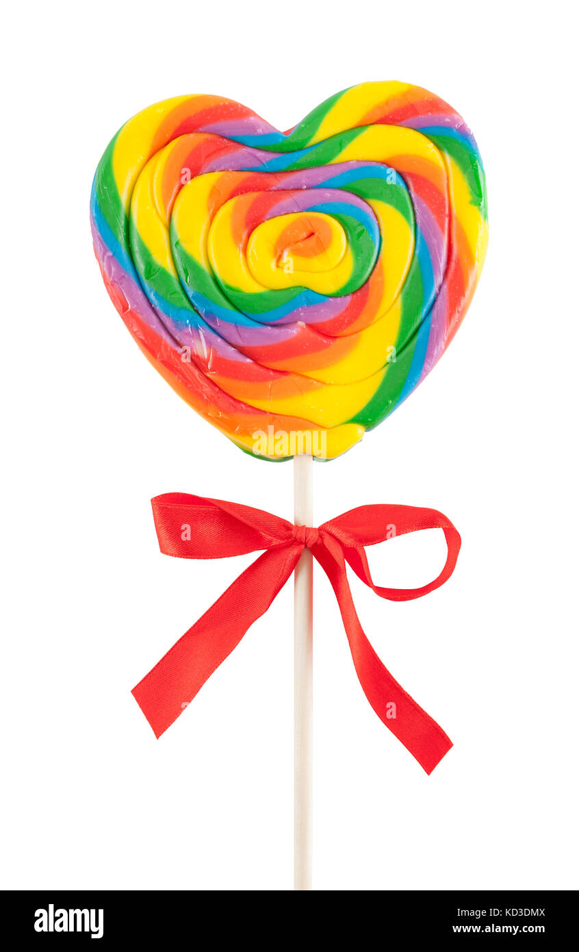 Candy corazón lollipop con cinta roja cortada en blanco. Foto de stock