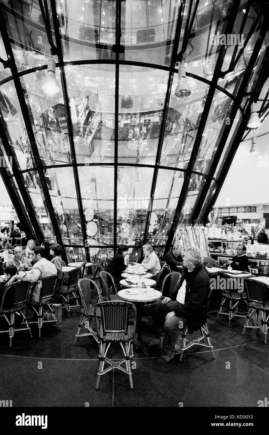 Las galerías Lafayette de Berlín HALL CENTRAL DE CRISTAL Y ZONA DE RESTAURANTE EN Galeries Lafayette Berlín diseñado por Jean Nouvel-PLATA FILM © Frédéric BEAUMONT Foto de stock
