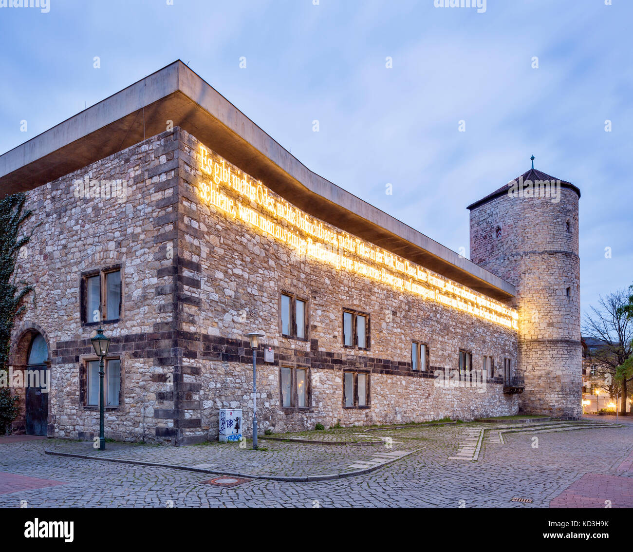 Museo de Historia de la cultura, edificio del museo con piezas de la muralla medieval de la ciudad y comenzar a torre, Hannover, Baja Sajonia, Alemania Foto de stock