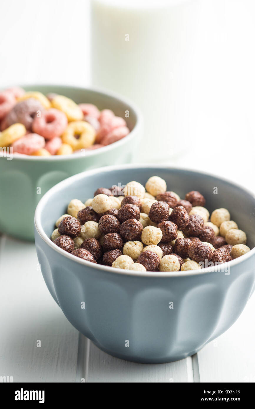 Bolas de cereal para el desayuno en un tazón. sabroso desayuno de chocolate de cereales. Foto de stock