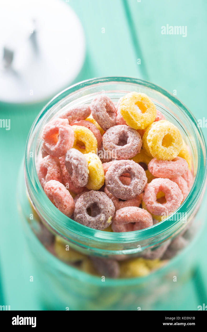 Coloridos anillos de cereal en la jarra. Foto de stock