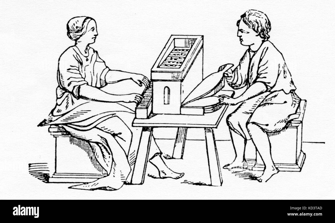 Órgano de principios de la Edad Media. Mujer jugando mientras el hombre trabaja sobre los fuelles. Foto de stock