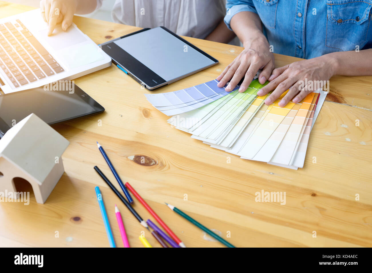 Trabajo en equipo para el diseño gráfico trabajando en la mesa de madera con equipo electrónico y gráfico en color de stock Alamy