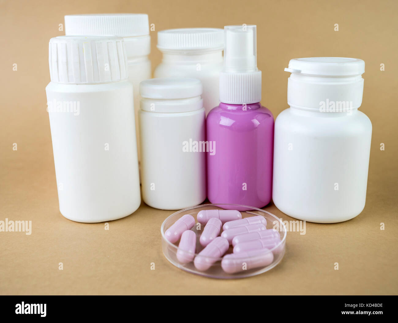 Cerca de píldoras médicas aislado sobre fondo marrón Foto de stock