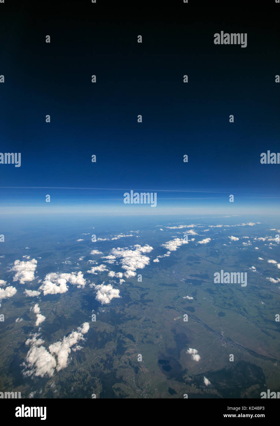 Vista de gran altitud entre el cielo y el espacio , en el oscuro cielo. ver plano. Foto de stock