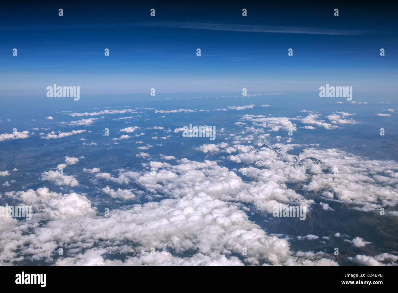 Vista de gran altitud entre el cielo y el espacio , en el oscuro cielo. ver plano. Foto de stock