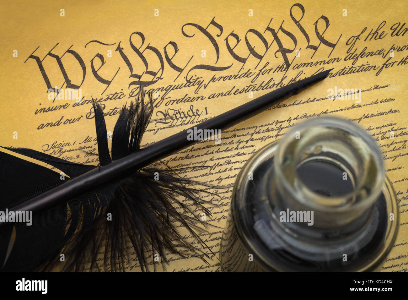 Constitución de EE.UU con la pluma pluma y tinta. Foto de stock