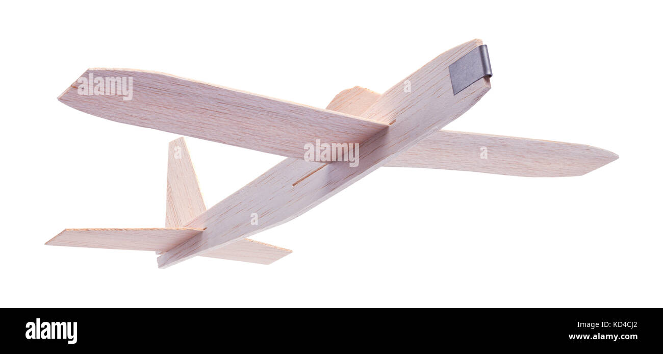 Vuelo de avión de juguete de madera aislado sobre un fondo blanco. Foto de stock
