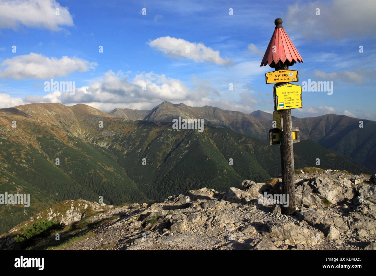 La cumbre de Sivy vrch y las vistas sobre las montañas de Tatra Salatin occidental (a la izquierda), Eslovaquia Foto de stock