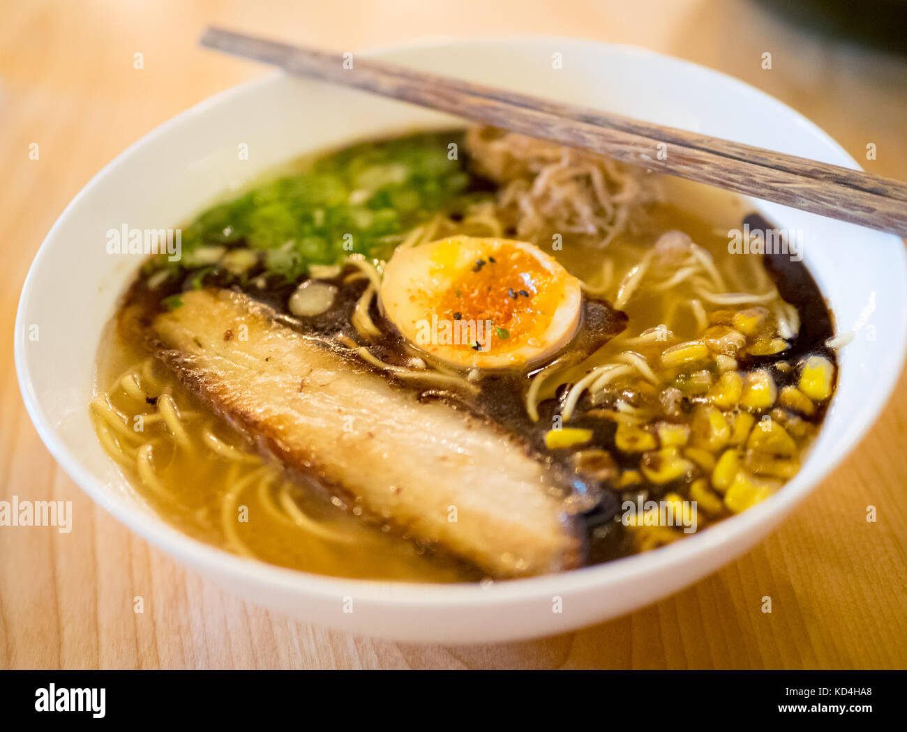 Los fideos ramen japonés (prairie cerdo shio) desde la tienda de fideos de la pradera en Edmonton, Alberta, Canadá. Foto de stock