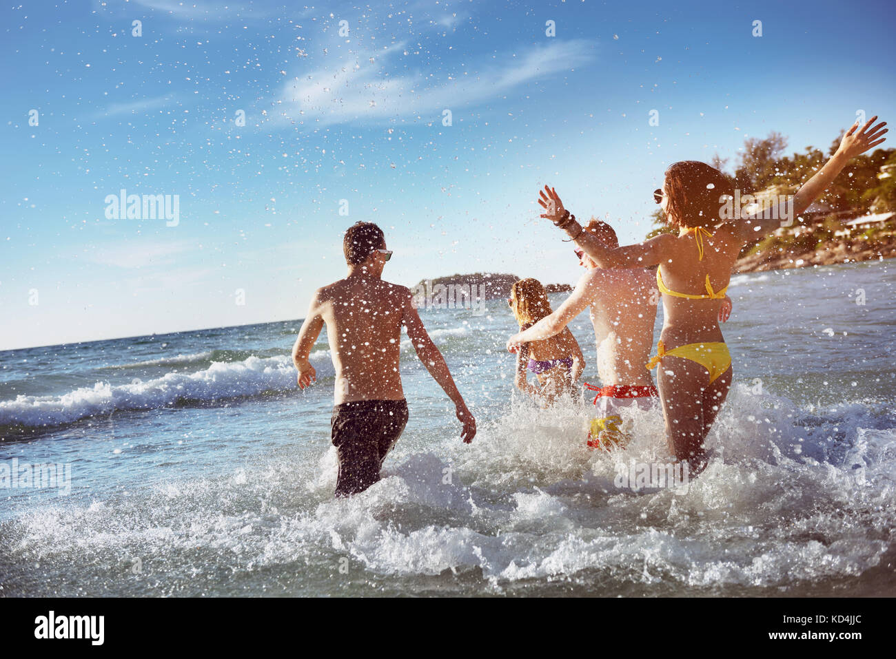 Feliz amigos mar vacaciones en la playa Foto de stock