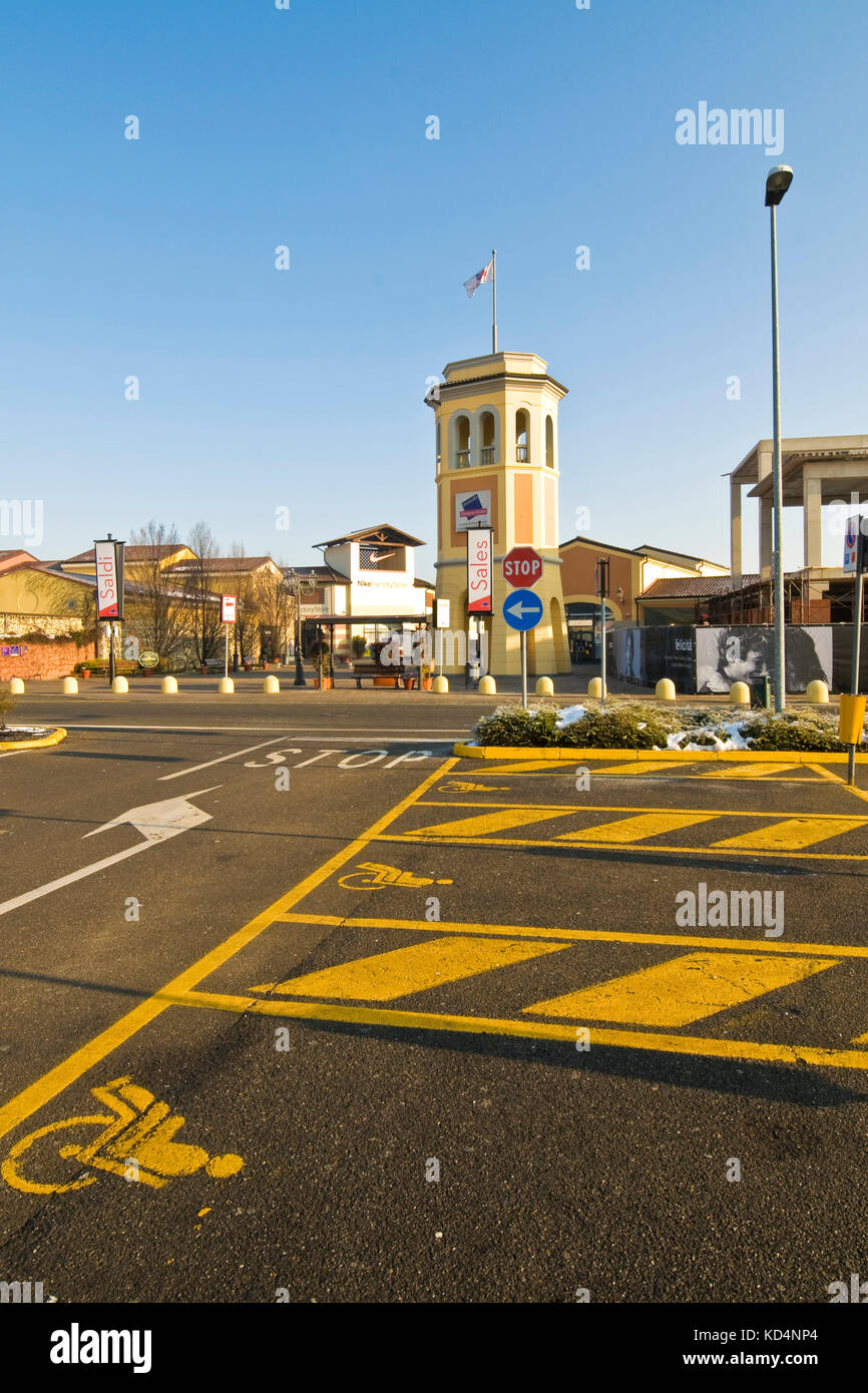 Outlet mall exterior fotografías e imágenes de alta resolución - Página 7 -  Alamy