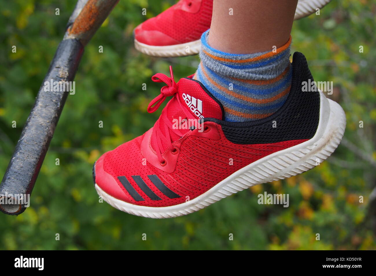 Un par de zapatos deportivos Adidas juvenil rojo colgando de los pies de un  joven con un telesilla de equitación en el Parque de Gatineau, Quebec,  Canadá Fotografía de stock - Alamy
