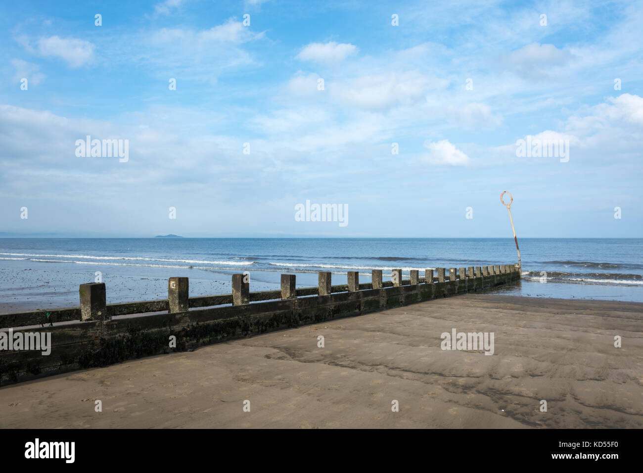 Playa con groynes Portobello y el mar y las nubes arriba Foto de stock