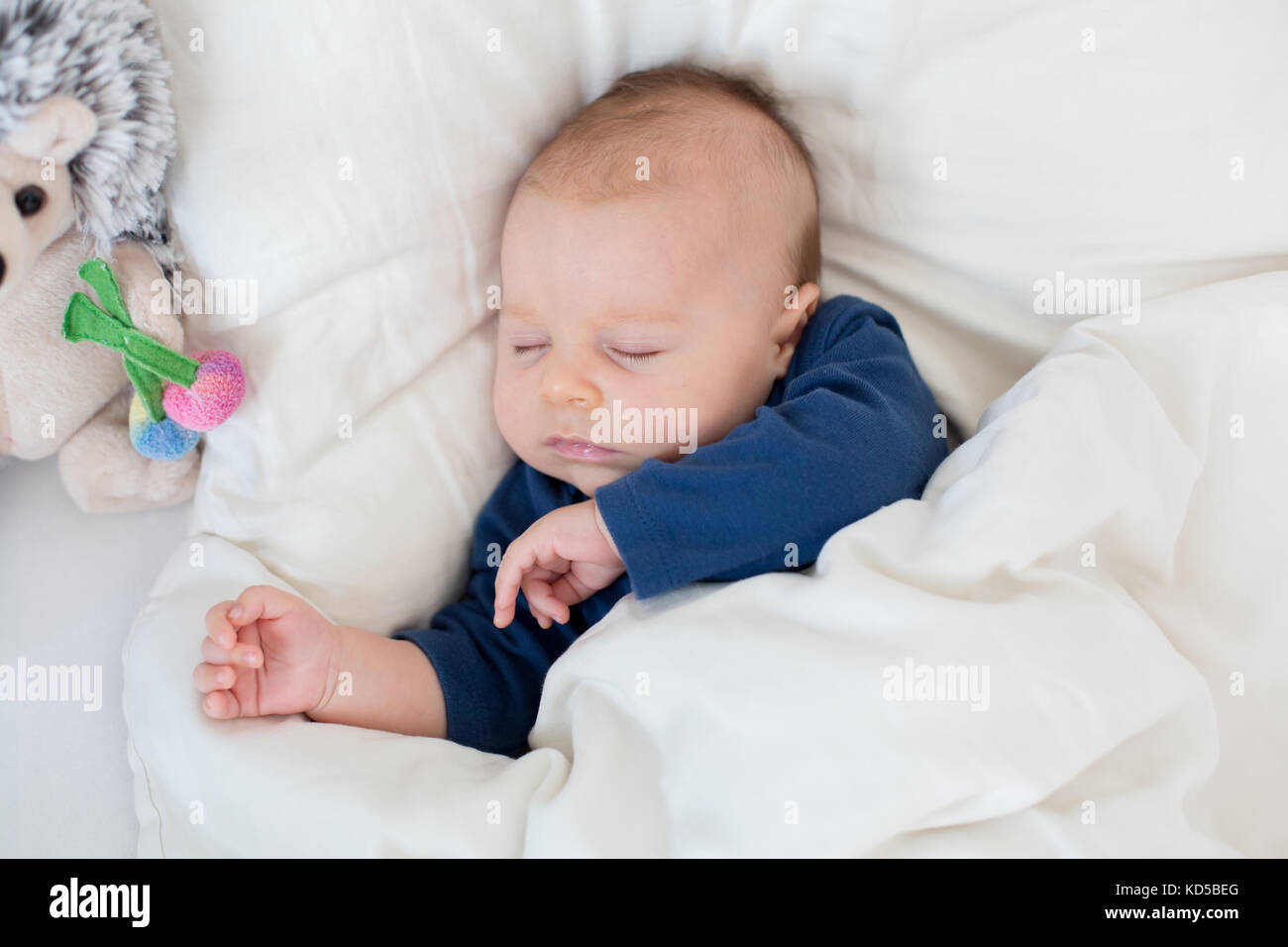 Lindo Bebe Varon Recien Nacido Acostado En La Cama Con Fiebre Y Frio Fotografia De Stock Alamy