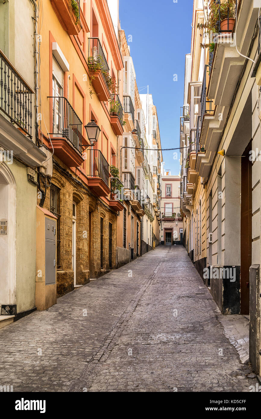 Colorida calle en la ciudad española de Cádiz. Foto de stock