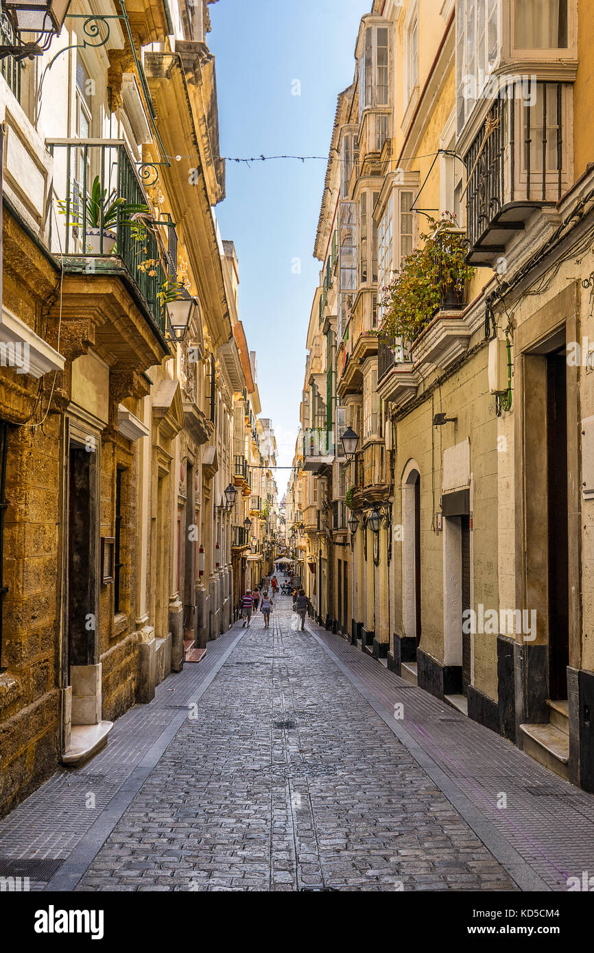 Colorida calle en la ciudad española de Cádiz. Foto de stock