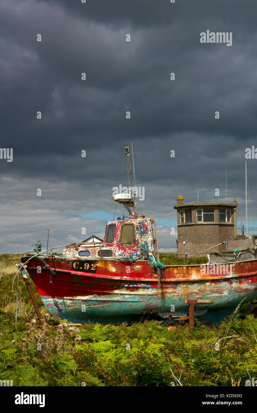Viejo barco pesquero con repique de pintura en Kilmore Quay, Condado de Wexford, Irlanda Foto de stock