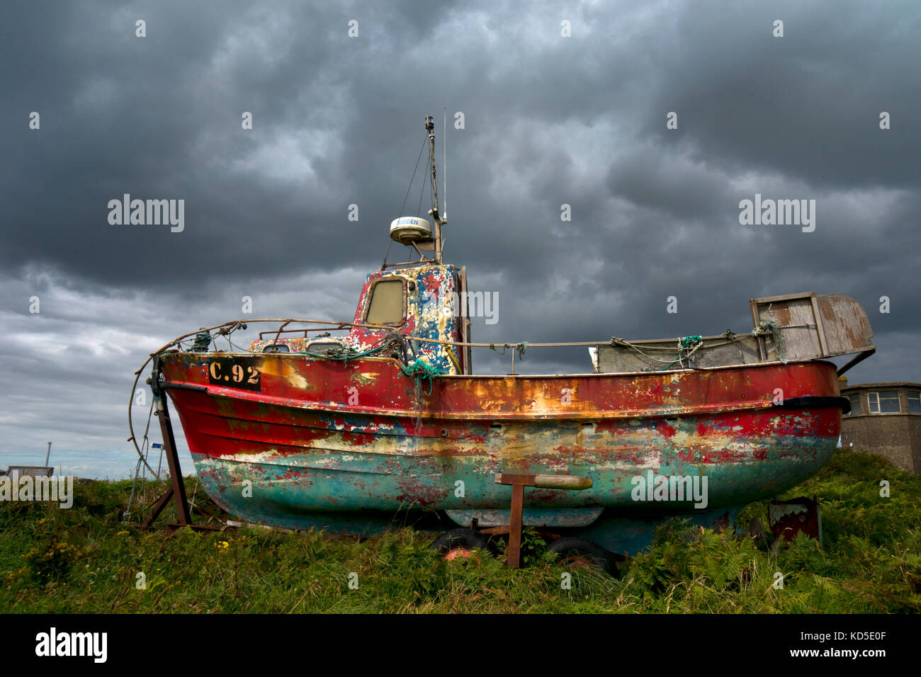 Viejo barco pesquero con repique de pintura en Kilmore Quay, Condado de Wexford, Irlanda Foto de stock