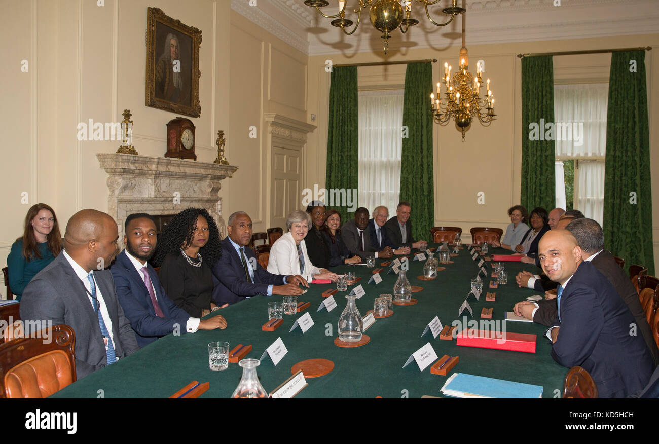 La primera ministra Theresa May (centro) organiza una mesa redonda de Auditoría de la disparidad Racial en 10 Downing Street, Londres. Foto de stock