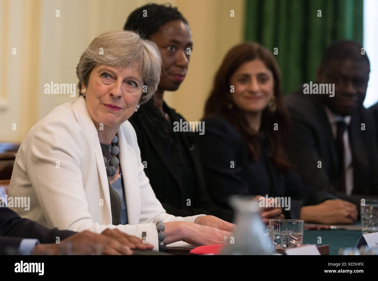 La primera ministra Theresa May (izquierda) organiza una mesa redonda de Auditoría de la disparidad Racial en 10 Downing Street, Londres. Foto de stock