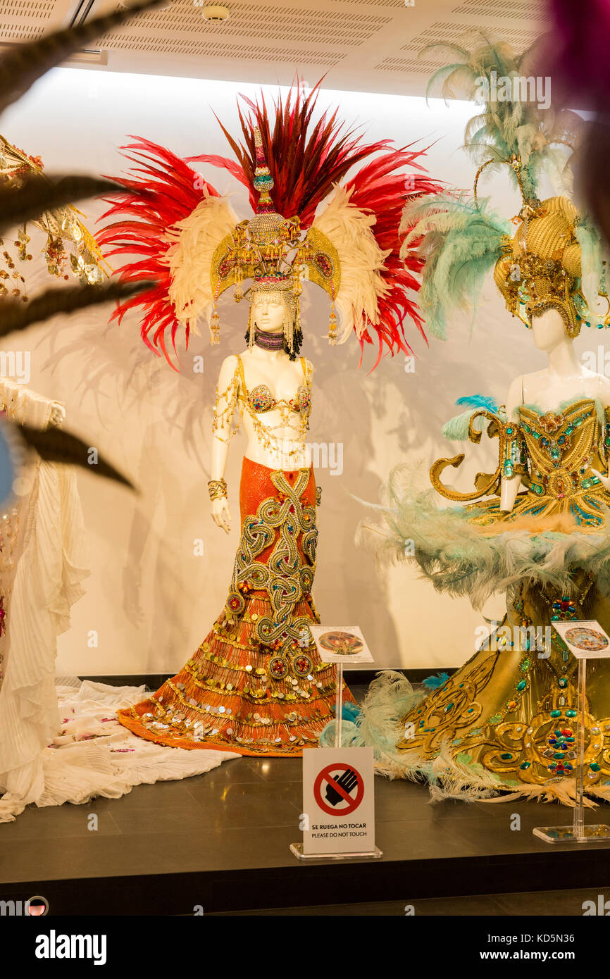 Exhibición de trajes de carnaval en la Casa del Carnaval, museo exhibiendo  la historia y recuerdos del anual Carnaval de Santa Cruz de Tenerife  Fotografía de stock - Alamy