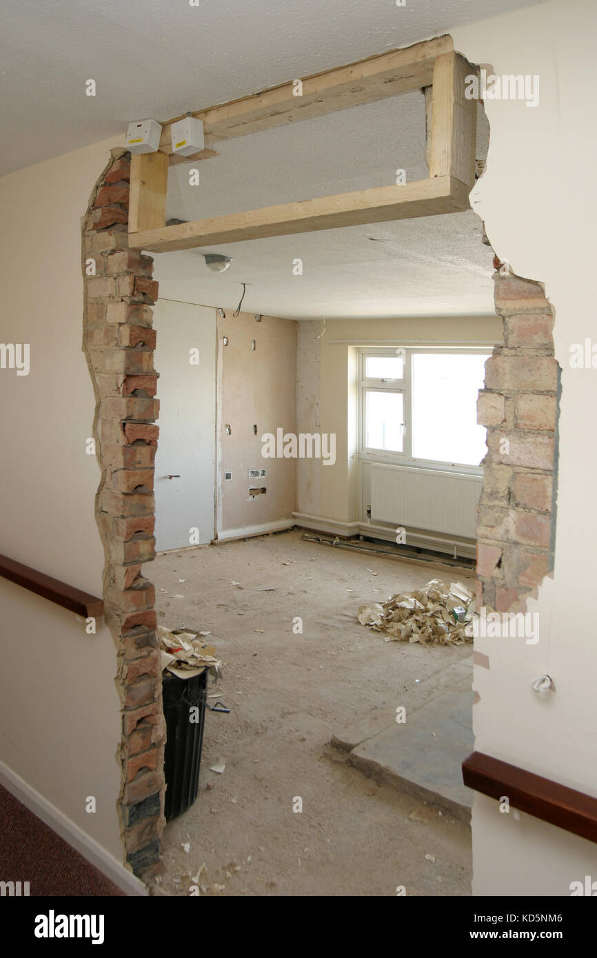 Corte del agujero en la pared para hacer un nuevo umbral Fotografía de  stock - Alamy