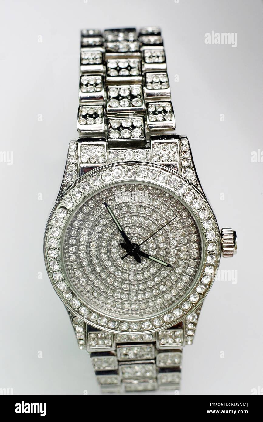 Reloj con incrustaciones de oro y diamantes falsos, bling jewelry,Joyeria  con Fotografía de stock - Alamy