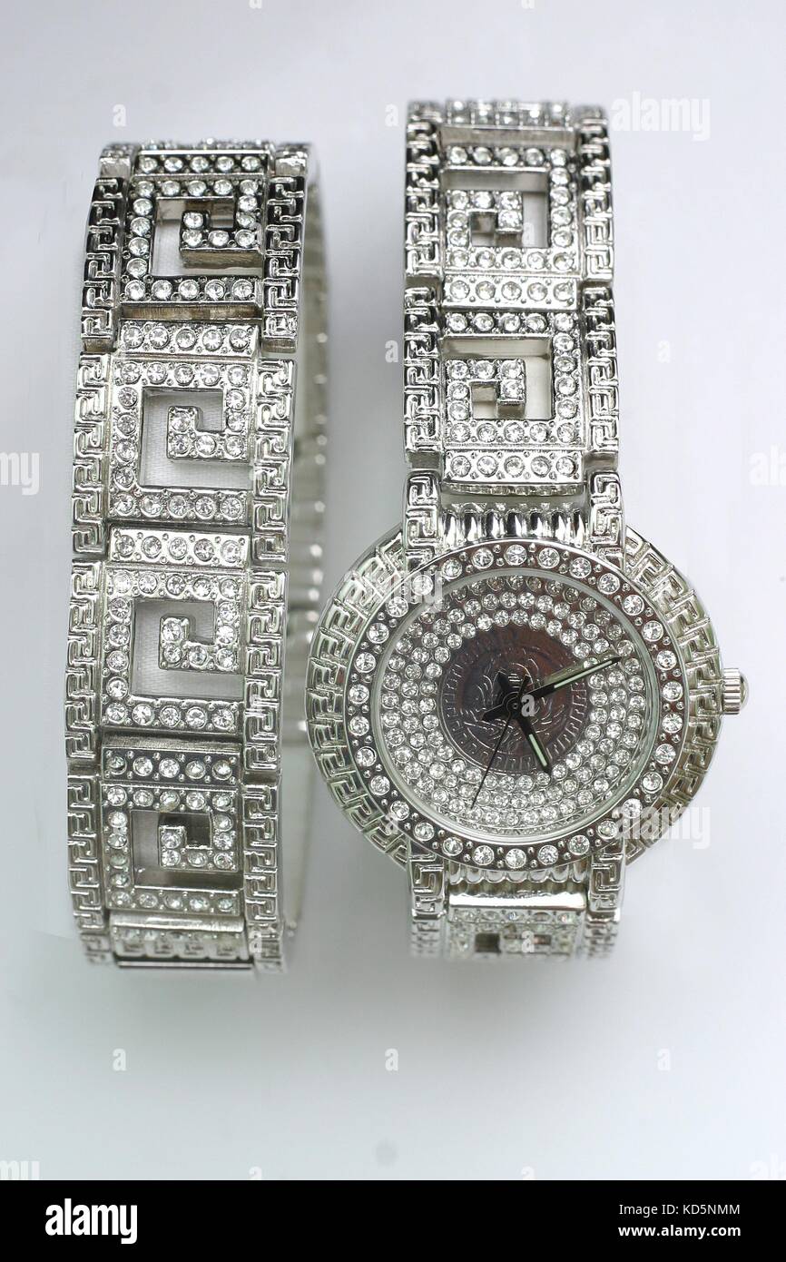 Reloj con incrustaciones de oro y diamantes falsos, bling jewelry,Joyeria  con Fotografía de stock - Alamy