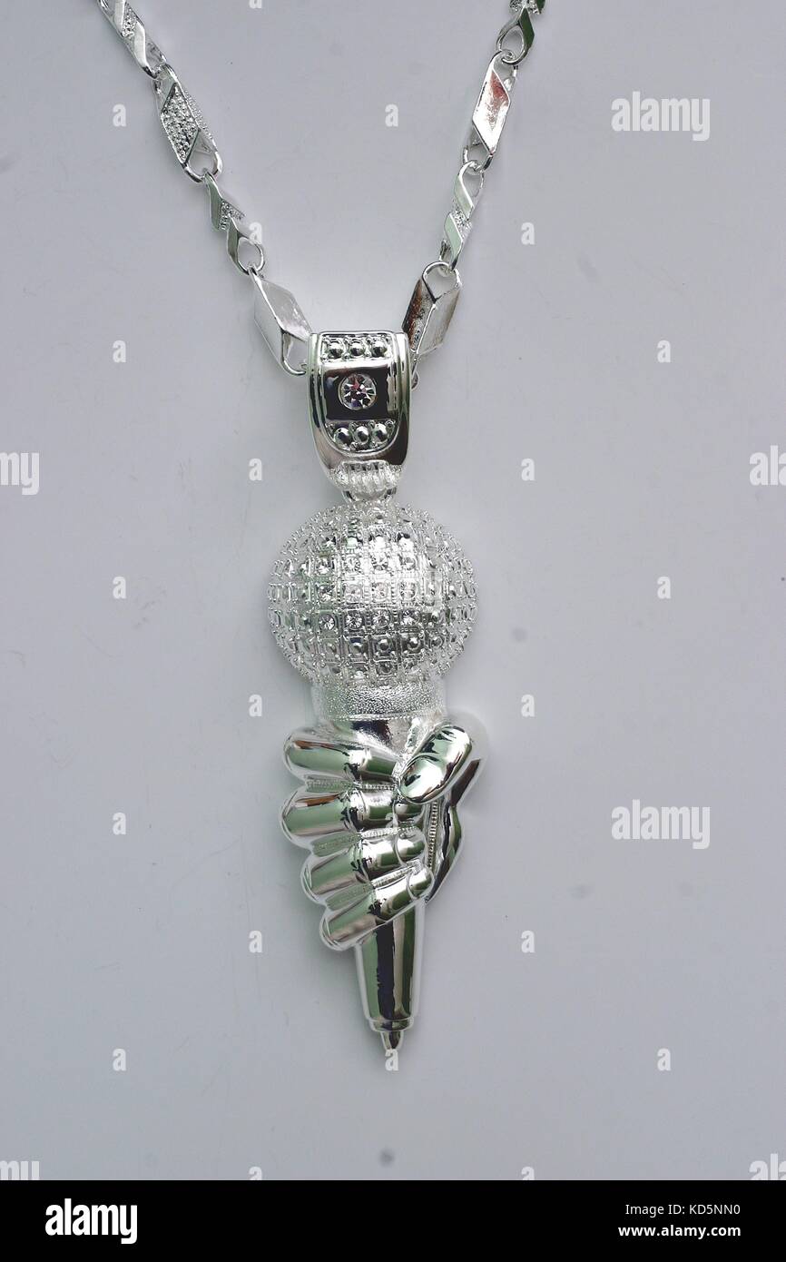 Collar medallón con la forma de una mano con micrófono, con incrustaciones  de diamantes falsos, bling Fotografía de stock - Alamy
