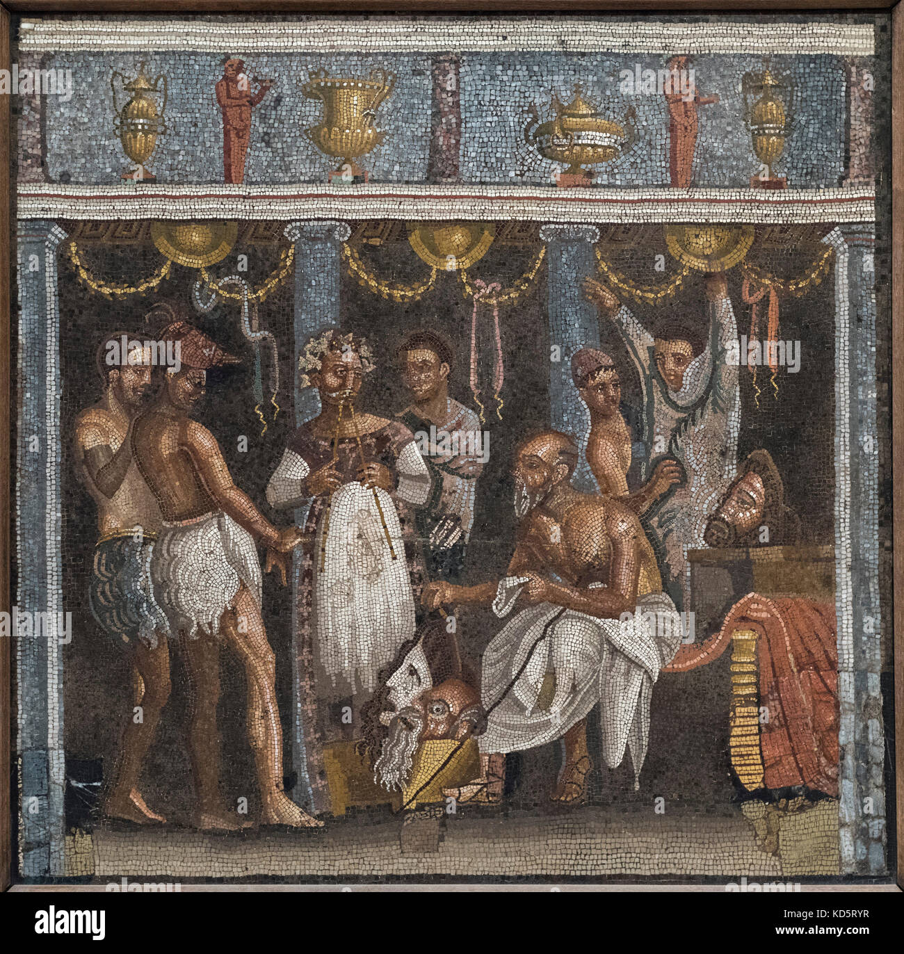 Nápoles. Italia. Los actores se preparan para un rendimiento, suelo de mosaico de la Casa del Poeta Tragico, Pompeya (1ª/2ª siglo B.C) Museo Archeologico Foto de stock