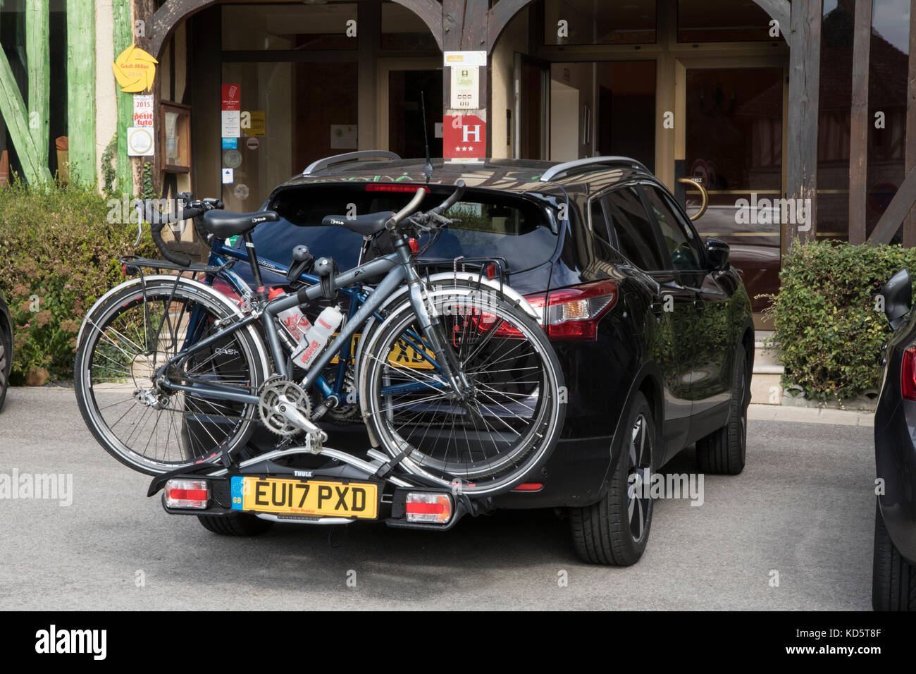 Thule portabicicletas montado en remolque, fijados a un Nissan Qashqai 1,2  T con dos ciclos Fotografía de stock - Alamy