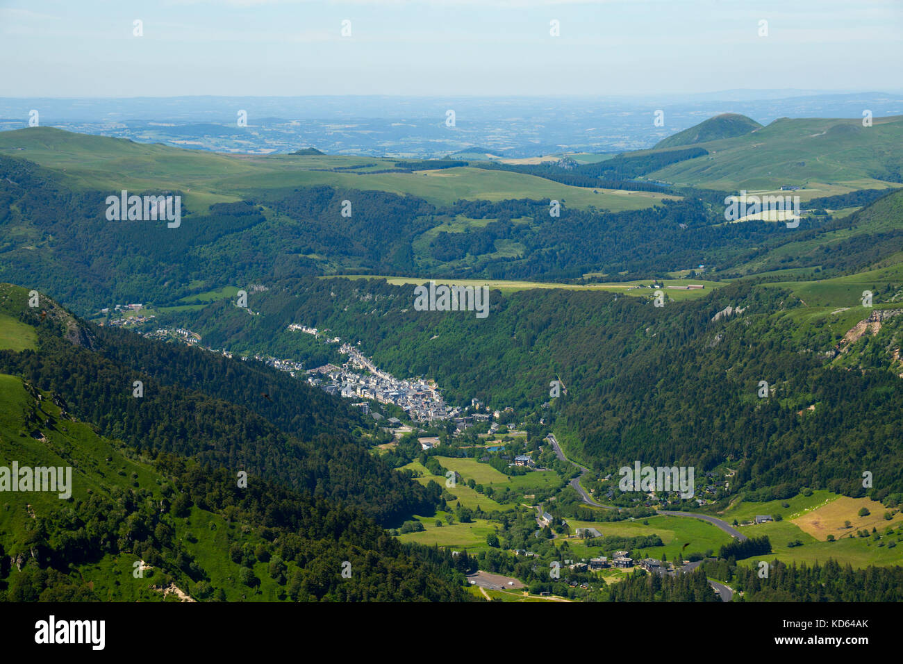 El 'Mont Dore' (63): la ciudad en el valle, desde el punto de vista de la montaña "El Puy de Sancy". (No disponible para la producción de postales). Foto de stock