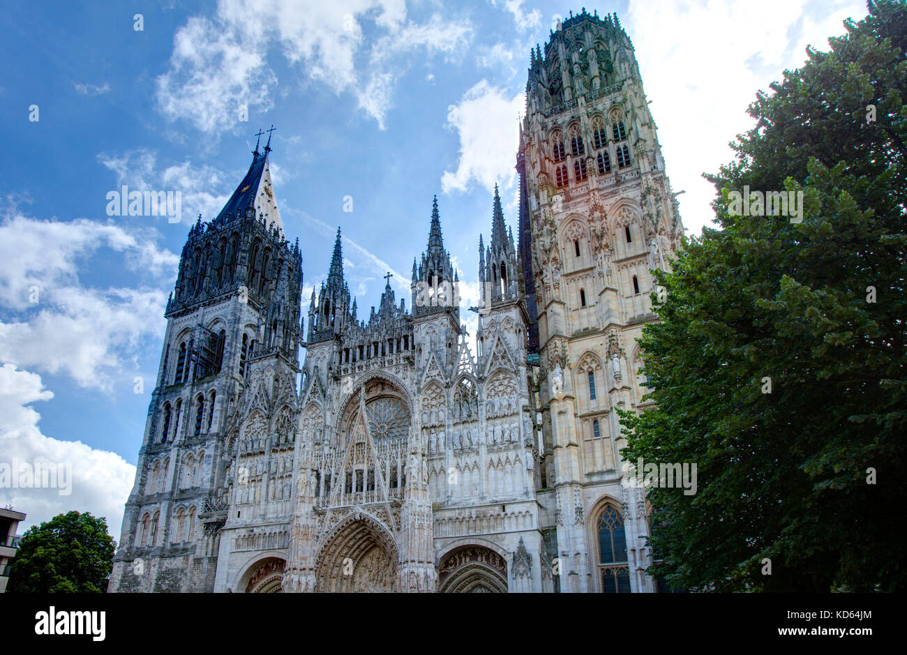 Rouen (norte de Francia): vista exterior de la catedral gótica de Rouen ('catedral Notre-Dame de Rouen'), (no disponible para la producción de postales) Foto de stock