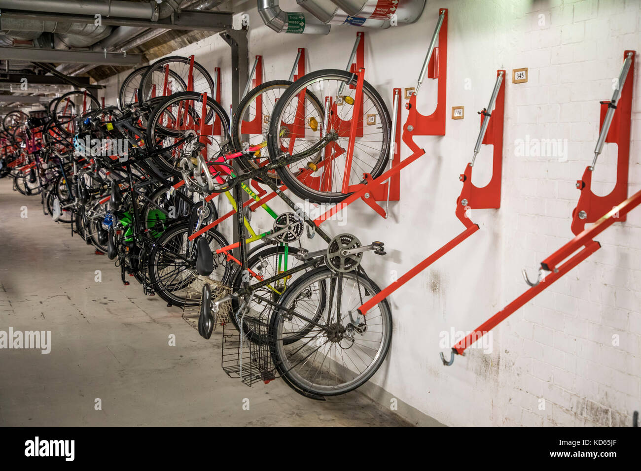 Almacenaje de bicicletas públicas, en la estación central de Essen,  Alemania, se pueden dejar las bicicletas aquí, segura Fotografía de stock -  Alamy