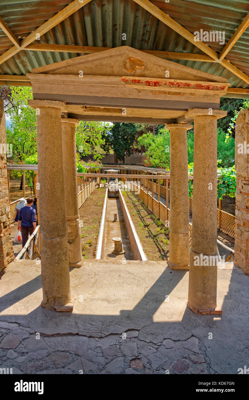 Jardín y curso de agua del Octavius Quarto house en las ruinas de la ciudad romana de Pompeya Scavi en Pompeya, cerca de Nápoles, en el sur de Italia. Foto de stock