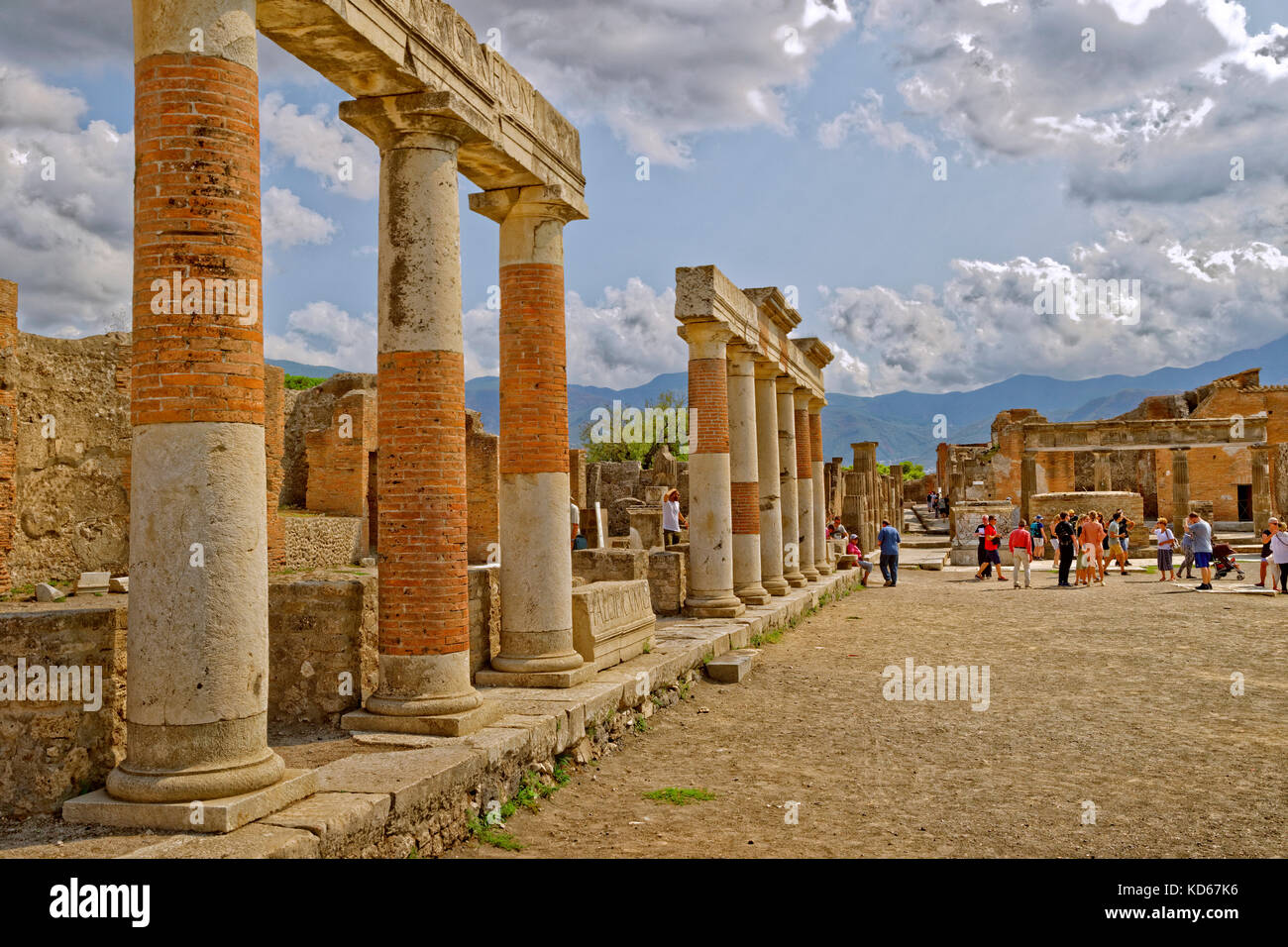 Columnas en el Foro en las ruinas de la ciudad romana de Pompeya Scavi en Pompeya, cerca de Nápoles, en el sur de Italia. Foto de stock