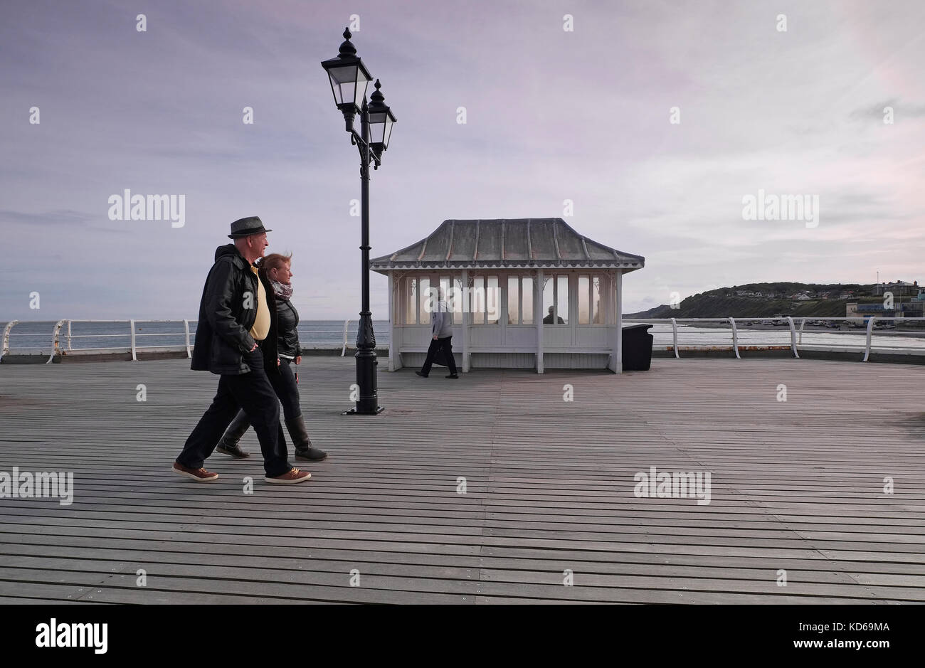 La gente caminando en cromer pier, North Norfolk, Inglaterra Foto de stock